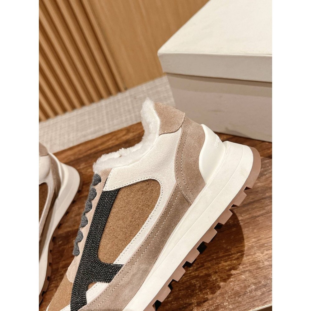 Sports shoes