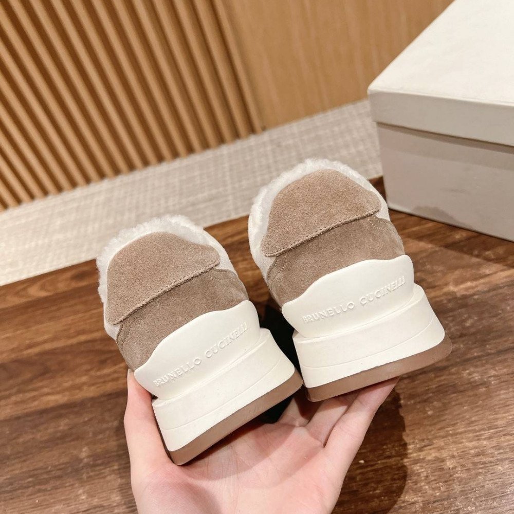 Sports shoes