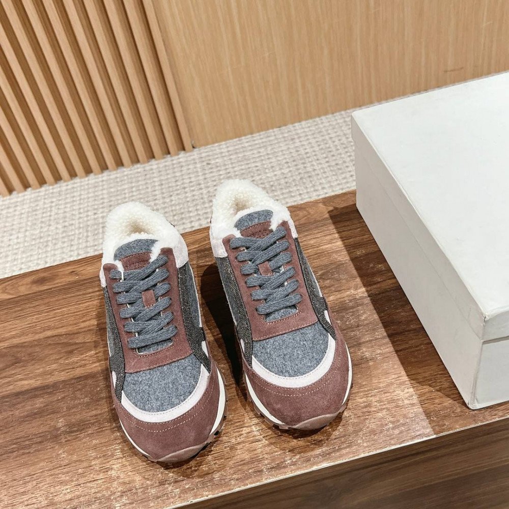 Sports shoes