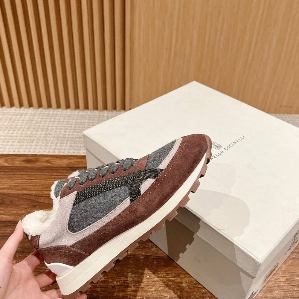 Sports shoes Sports shoes