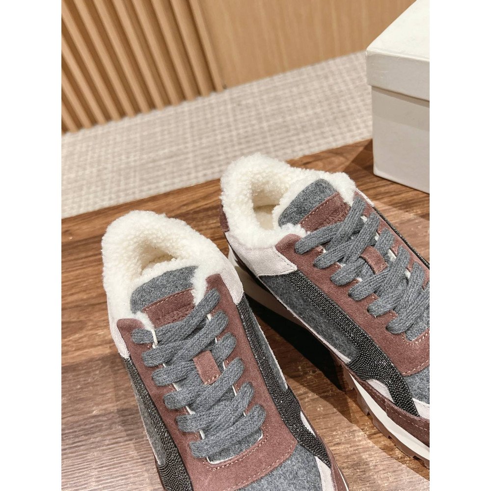 Sports shoes Sports shoes