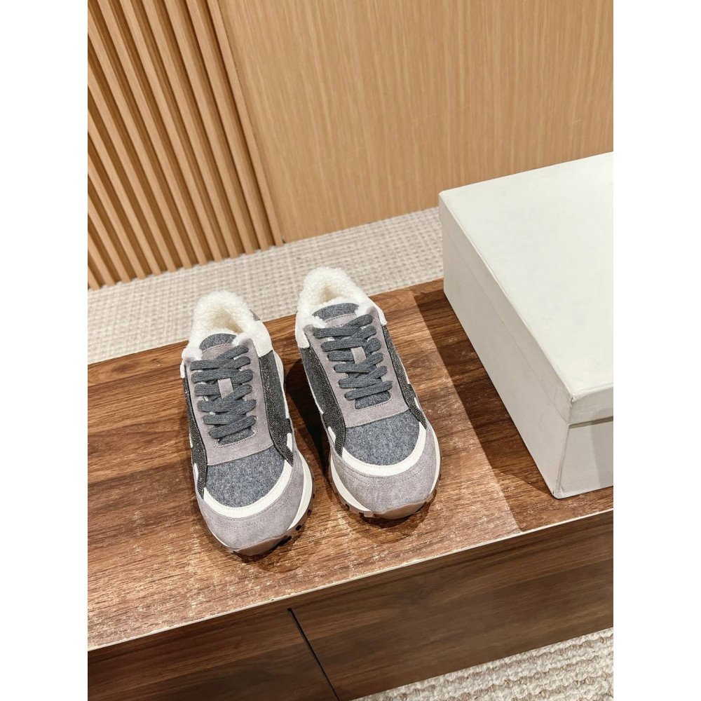 Sports shoes