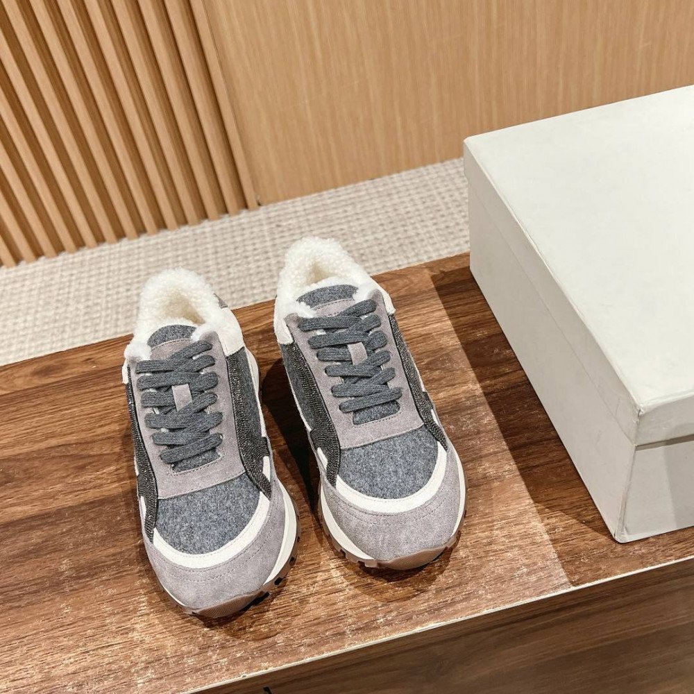 Sports shoes