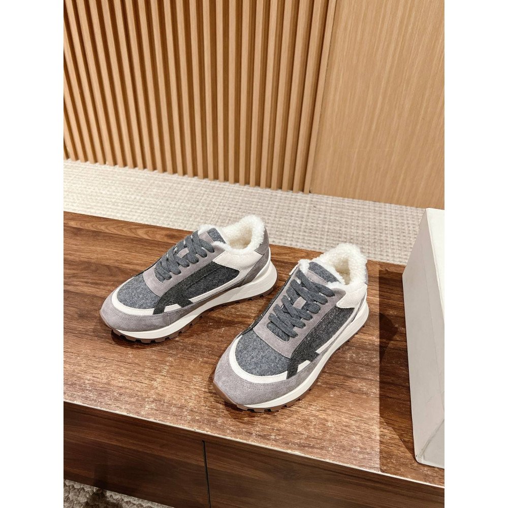 Sports shoes