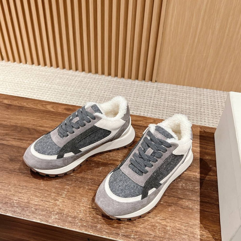 Sports shoes