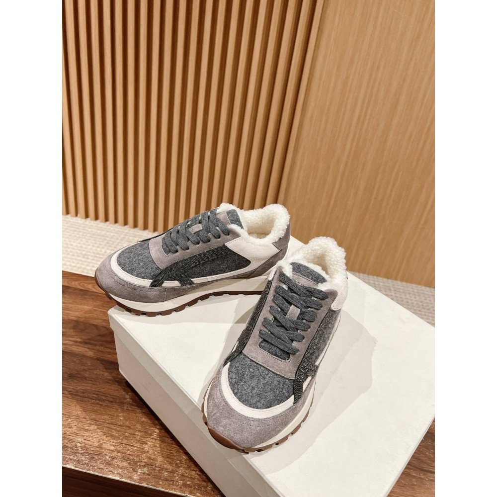 Sports shoes