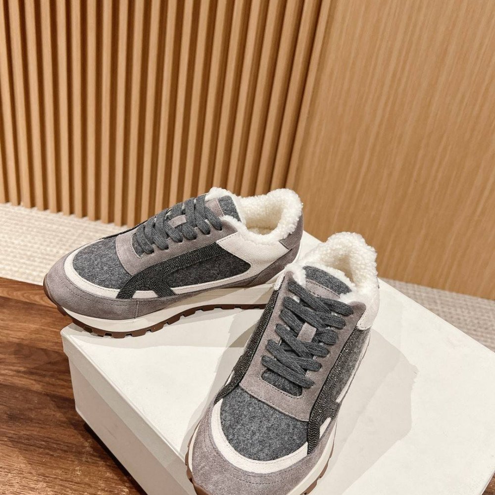 Sports shoes
