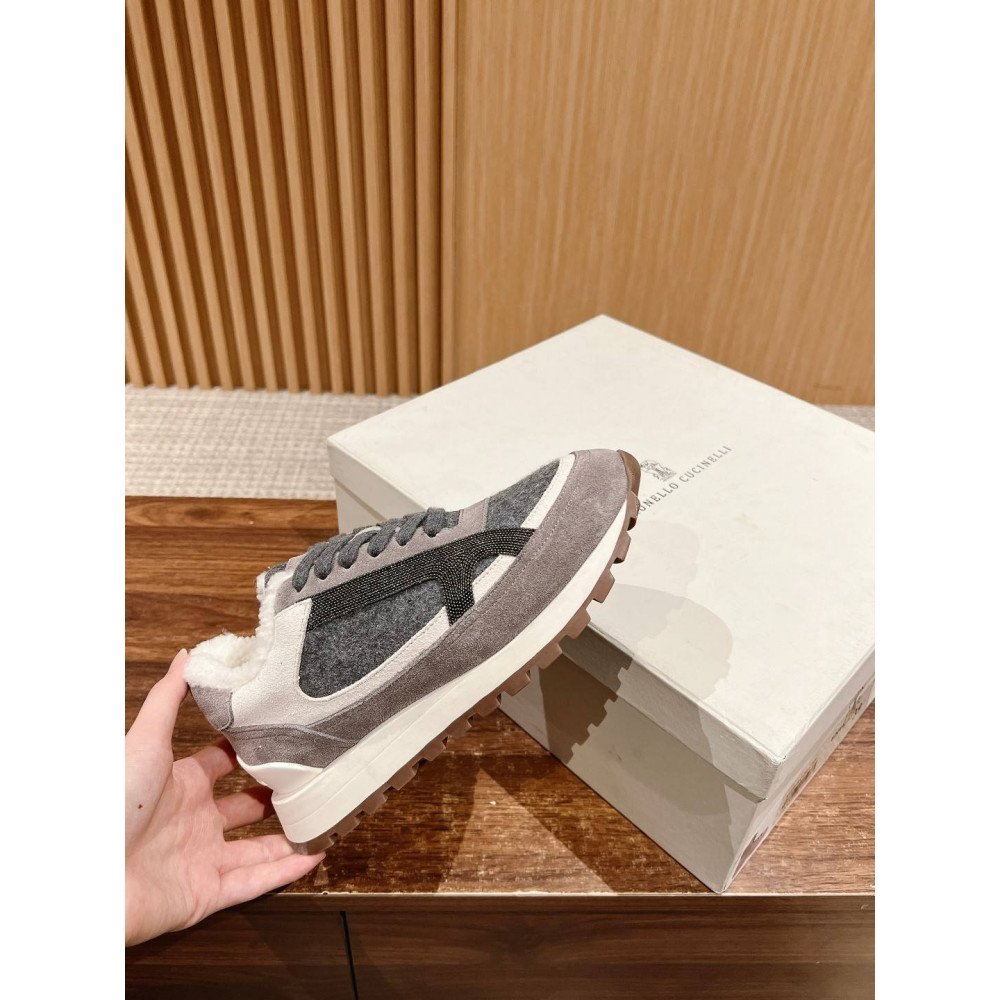 Sports shoes