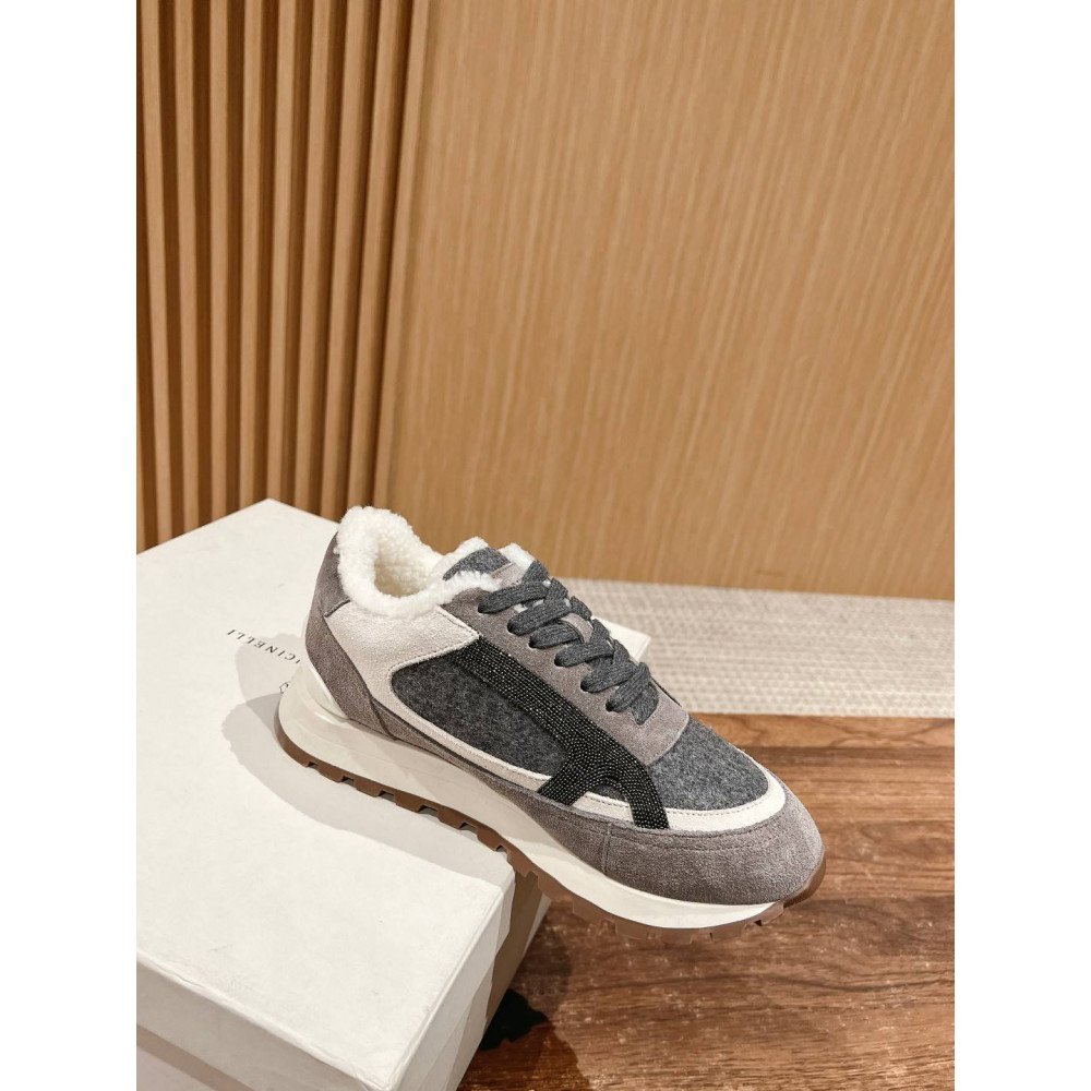 Sports shoes