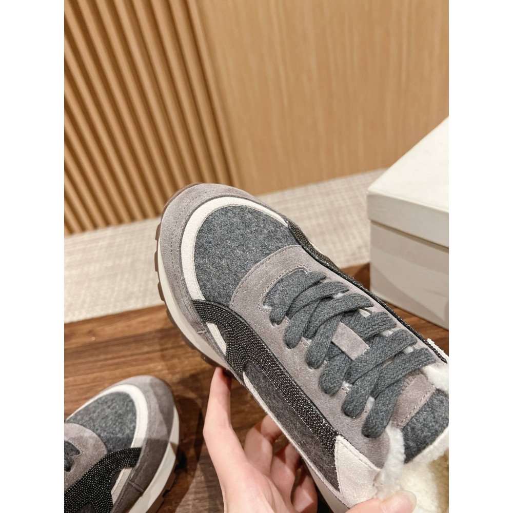 Sports shoes