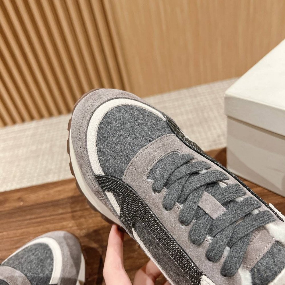 Sports shoes