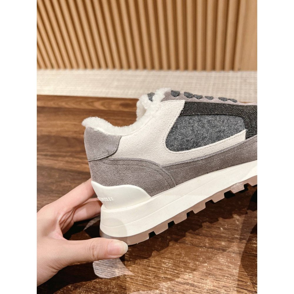 Sports shoes