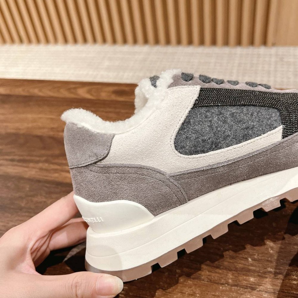 Sports shoes