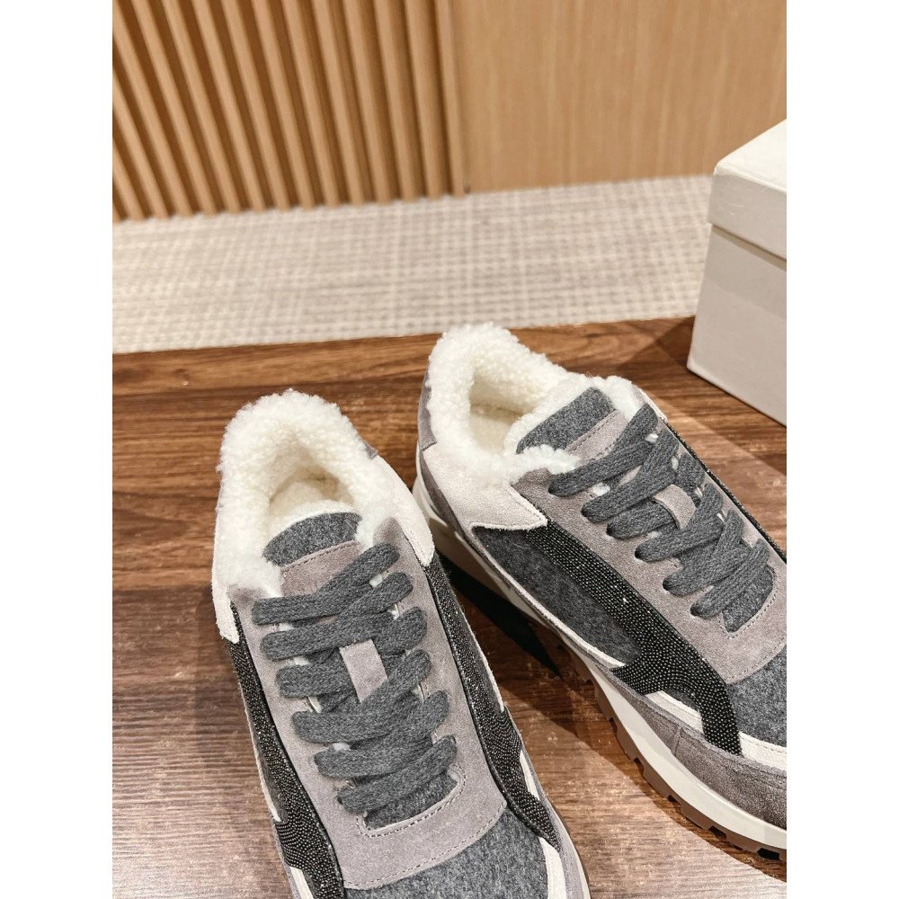 Sports shoes