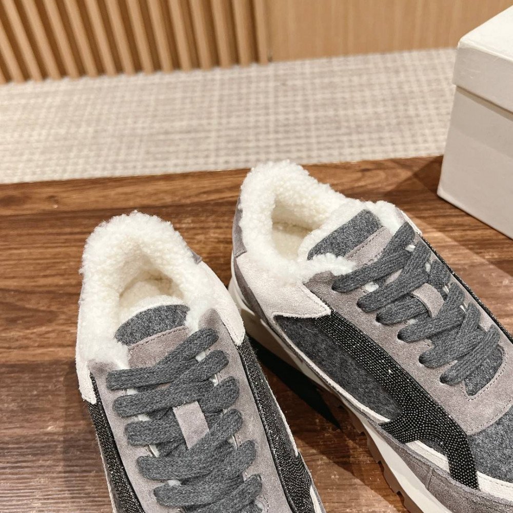 Sports shoes