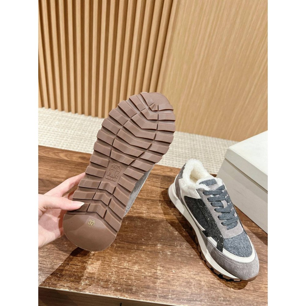 Sports shoes