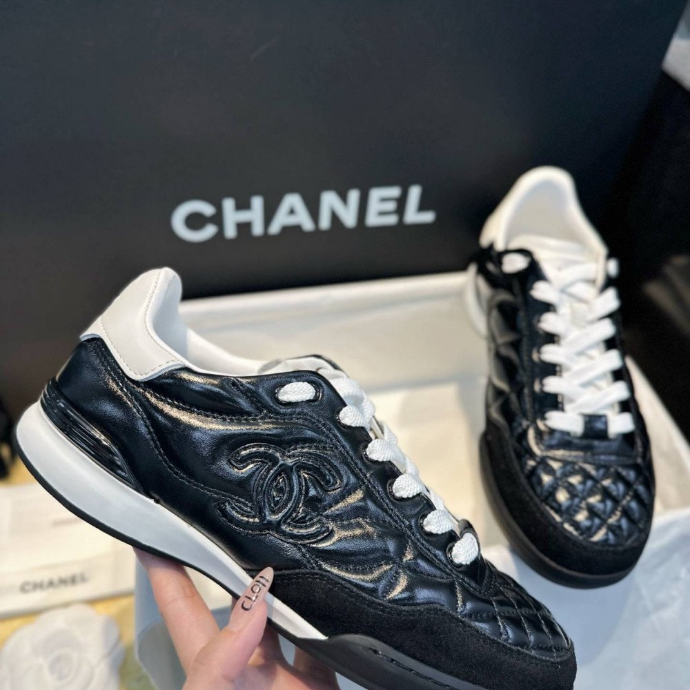 Sports shoes