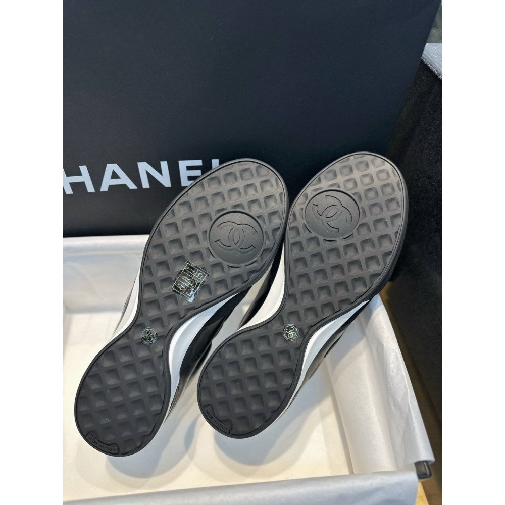 Sports shoes