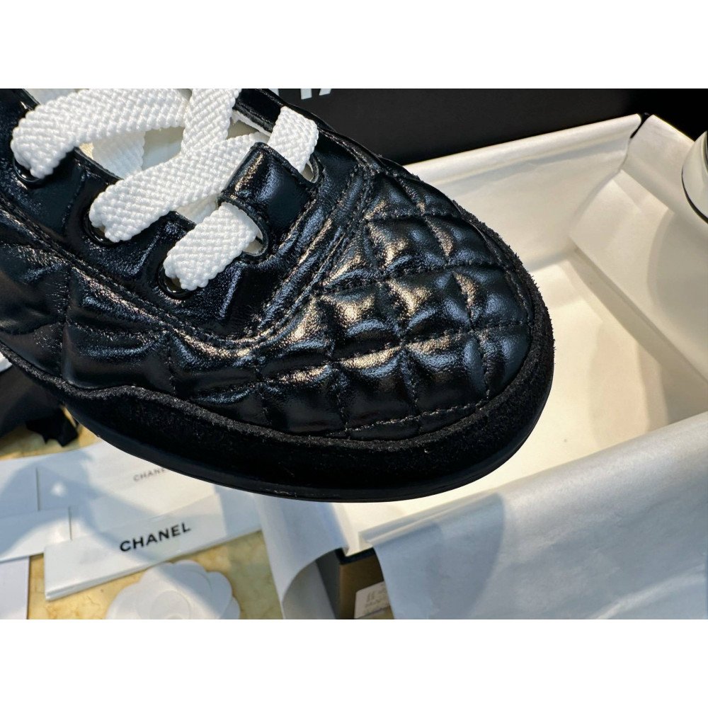 Sports shoes
