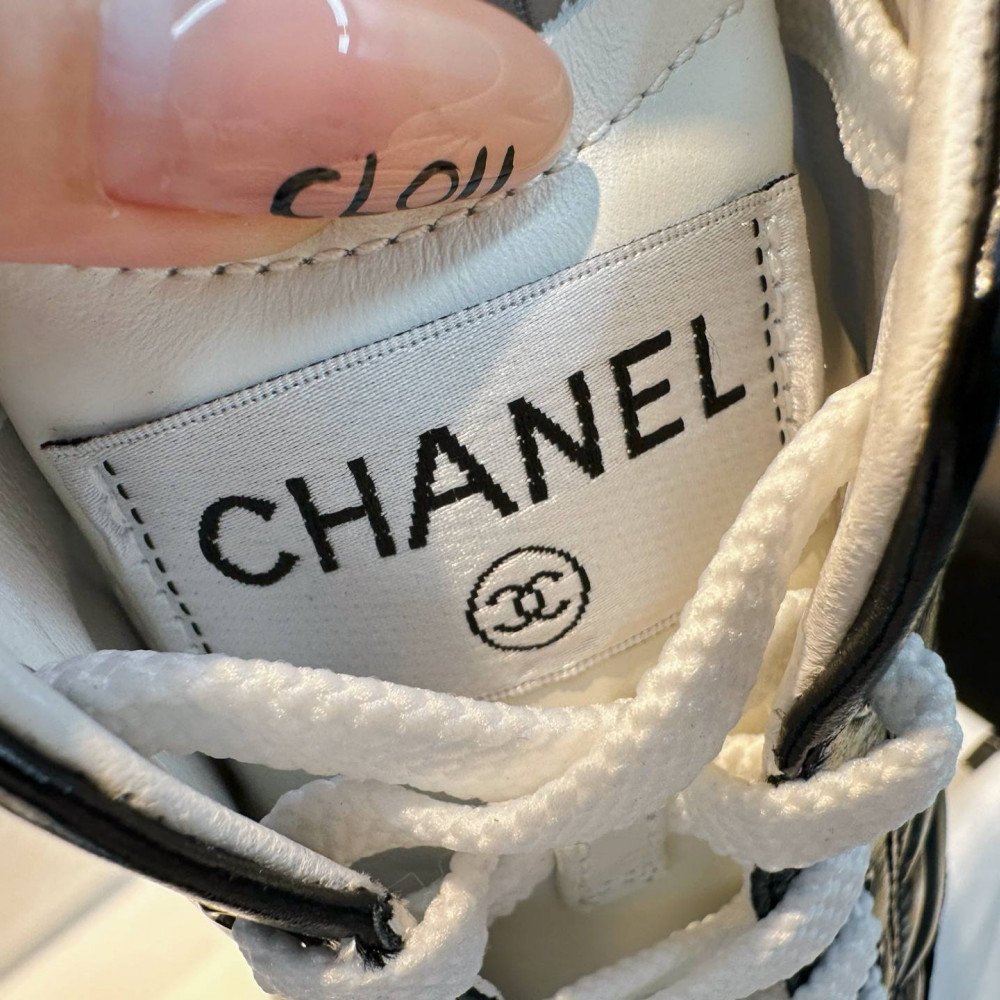 Sports shoes