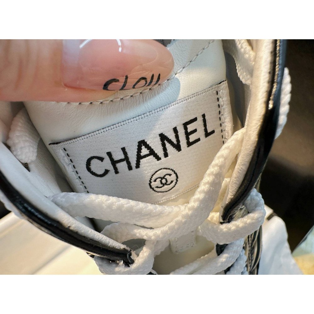 Sports shoes