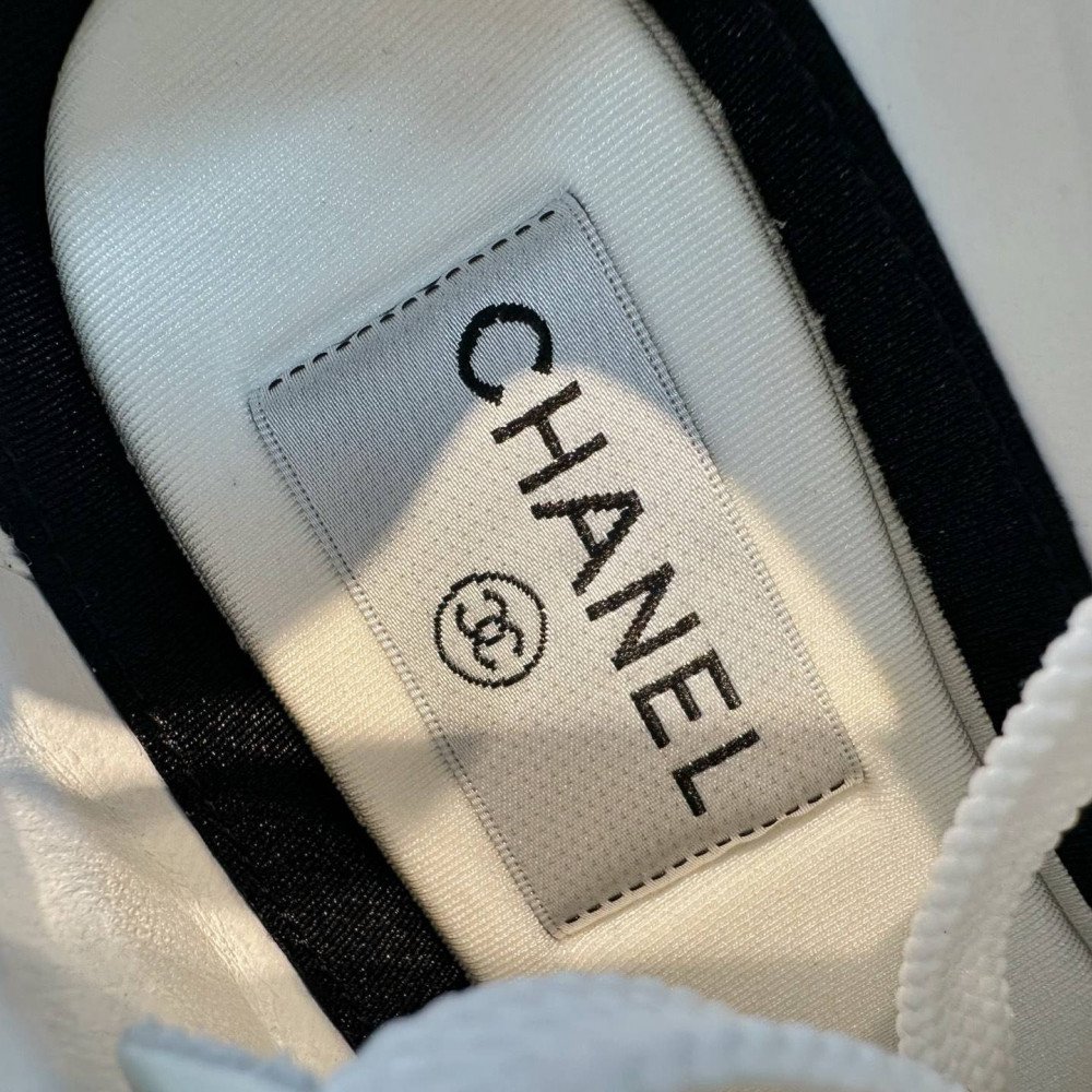 Sports shoes
