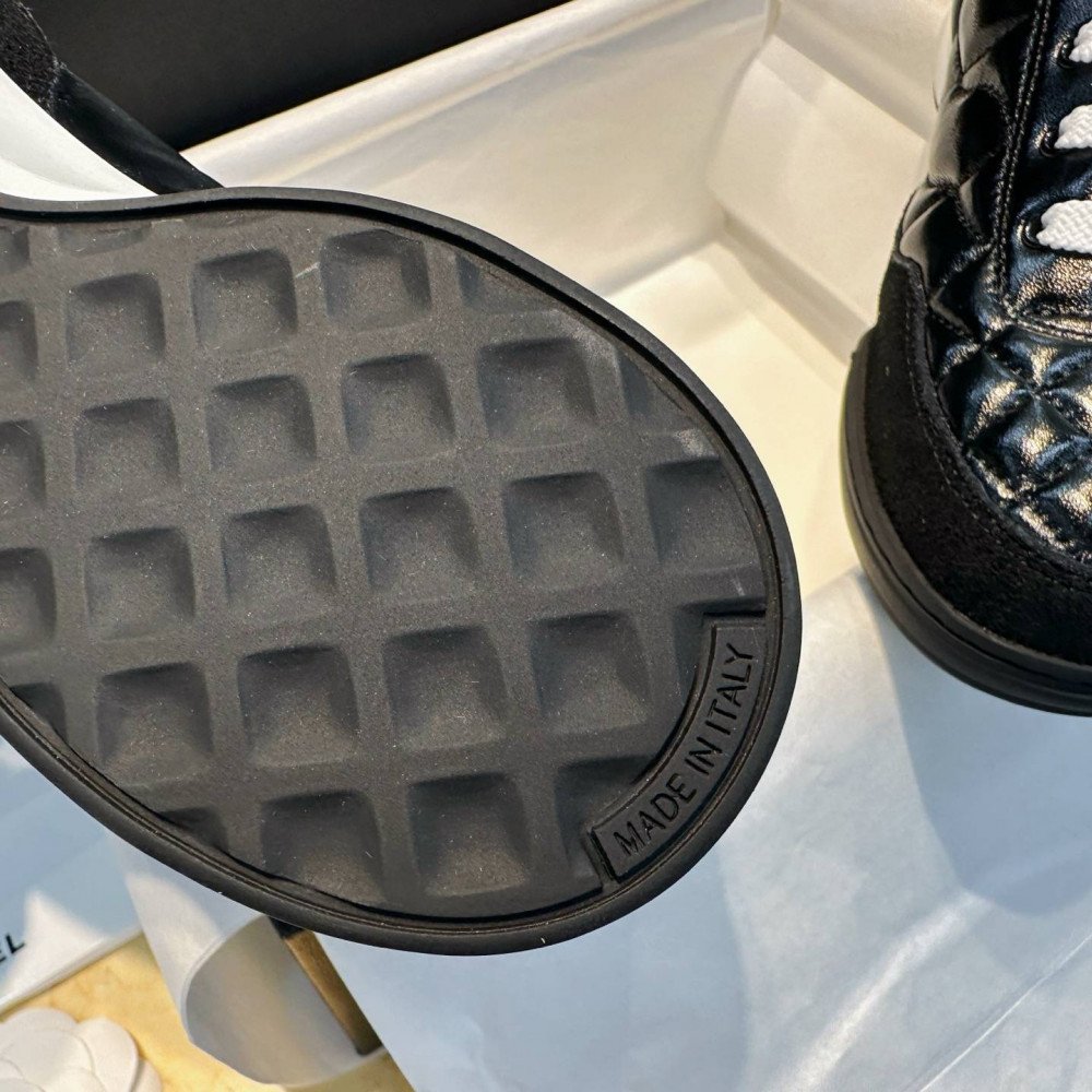 Sports shoes