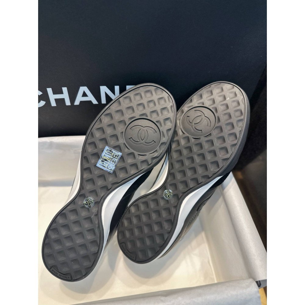 Sports shoes
