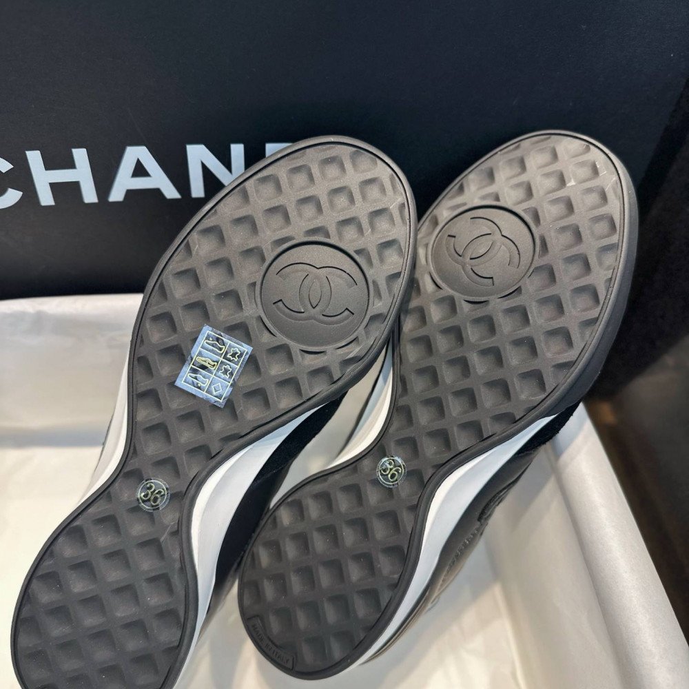 Sports shoes