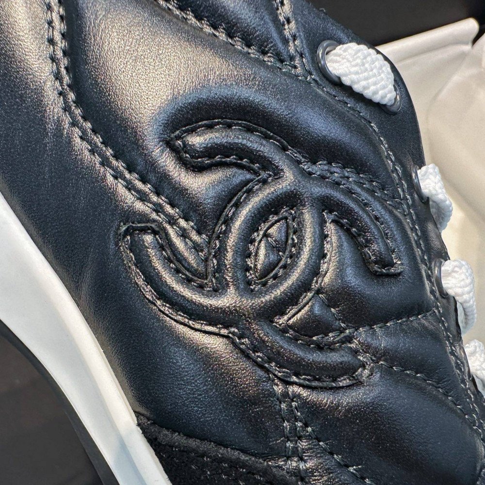 Sports shoes