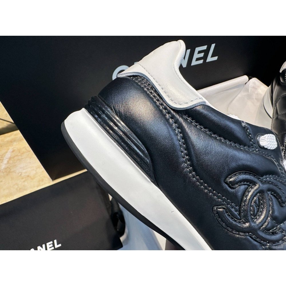 Sports shoes