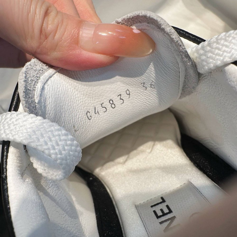 Sports shoes