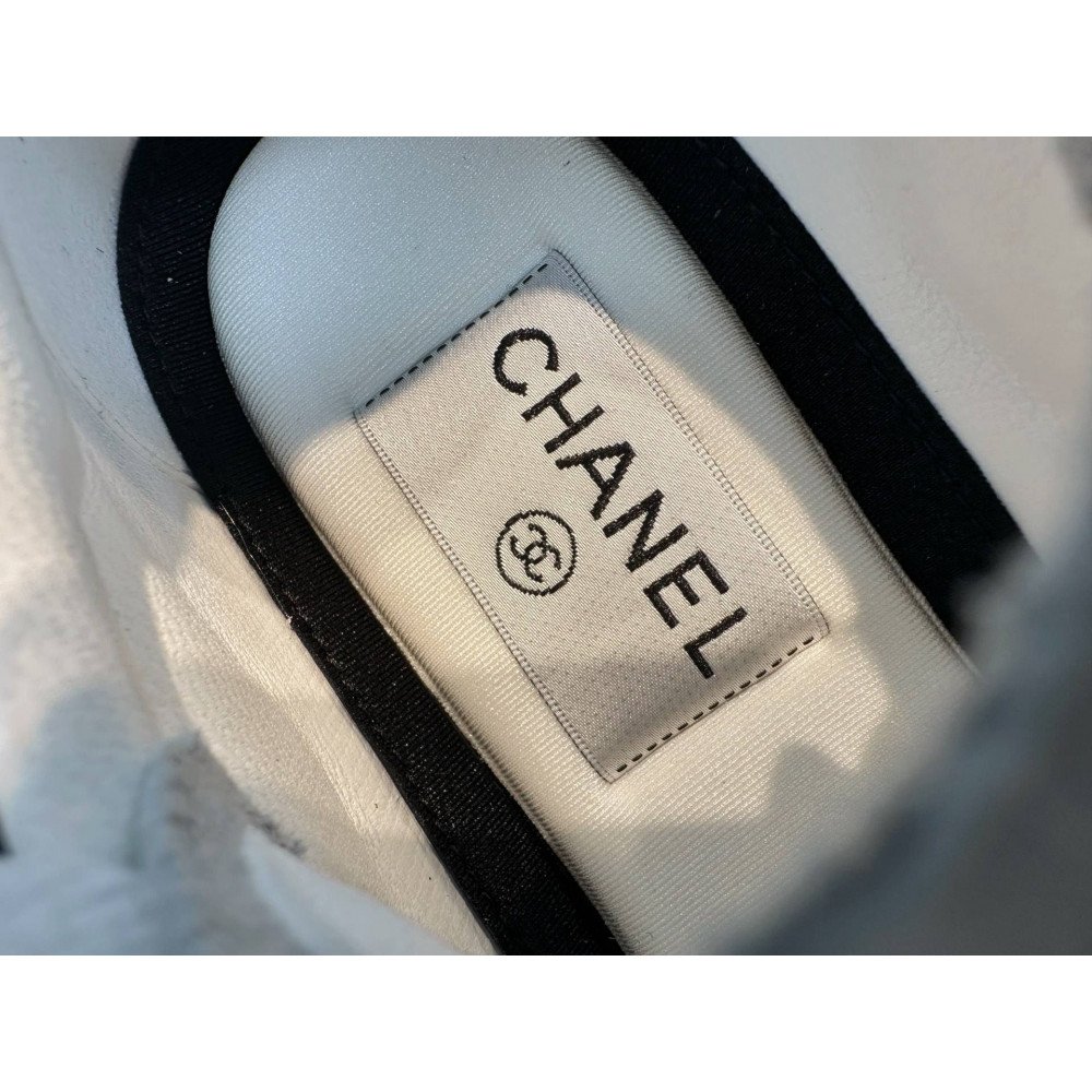Sports shoes
