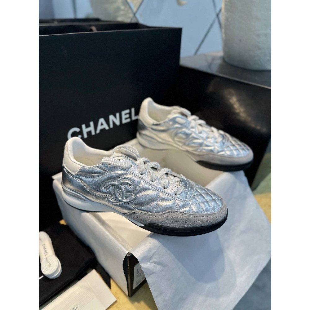 Sports shoes