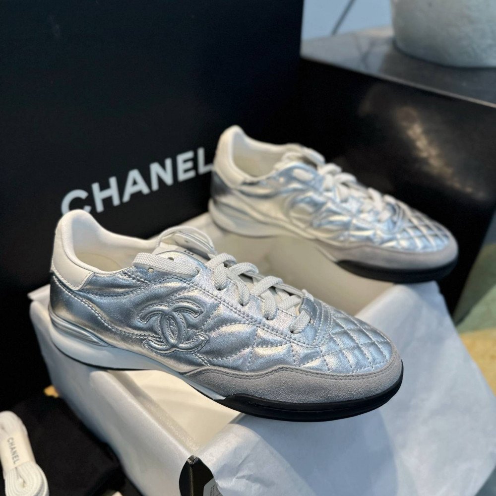 Sports shoes