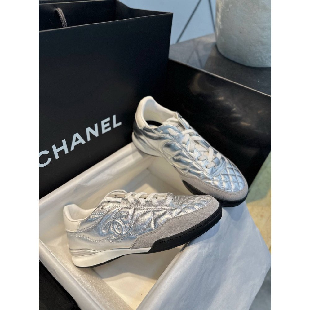 Sports shoes