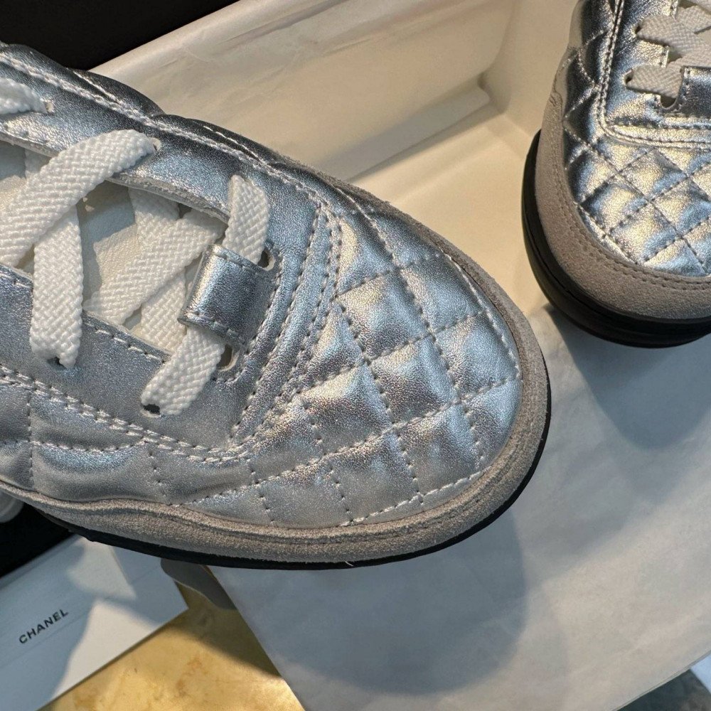 Sports shoes
