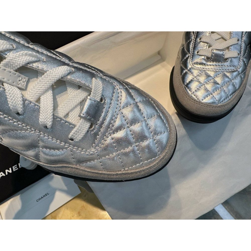 Sports shoes
