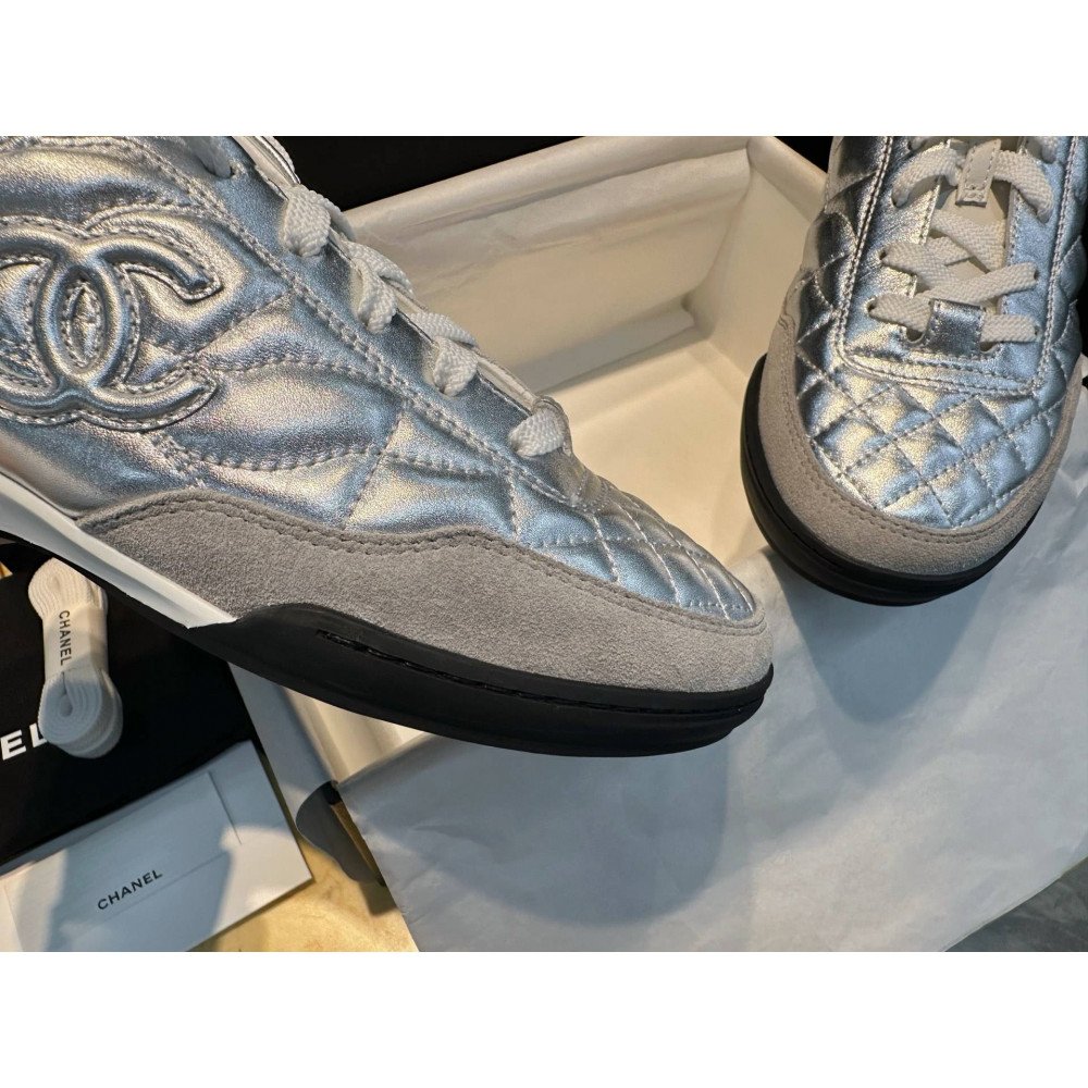 Sports shoes