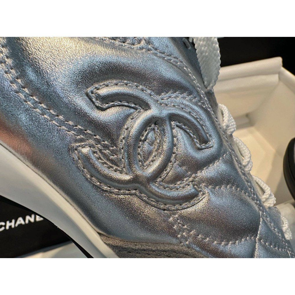 Sports shoes
