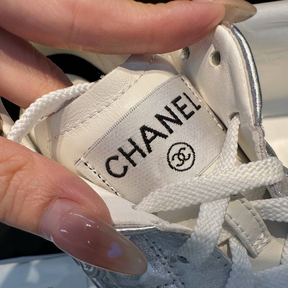 Sports shoes