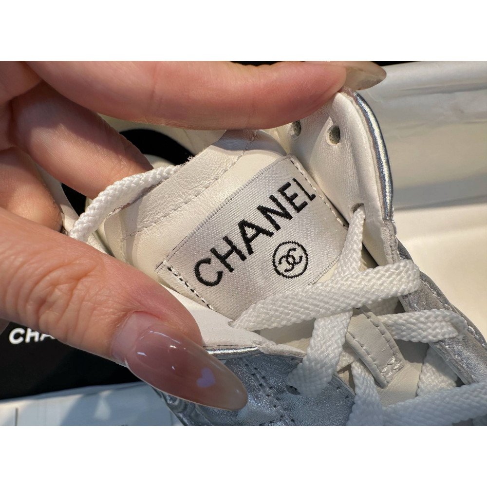 Sports shoes
