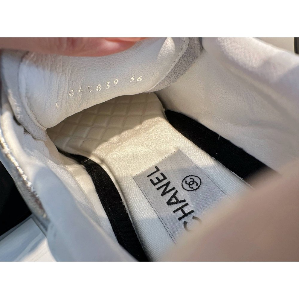 Sports shoes