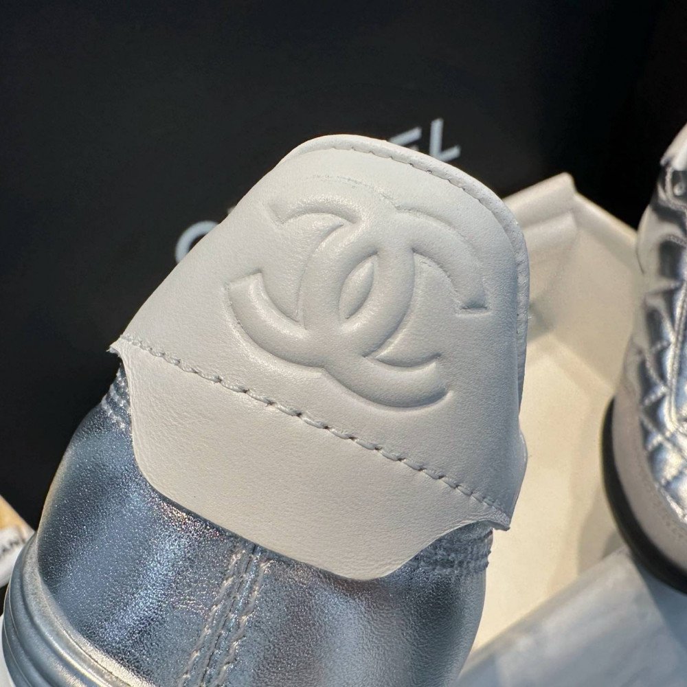 Sports shoes