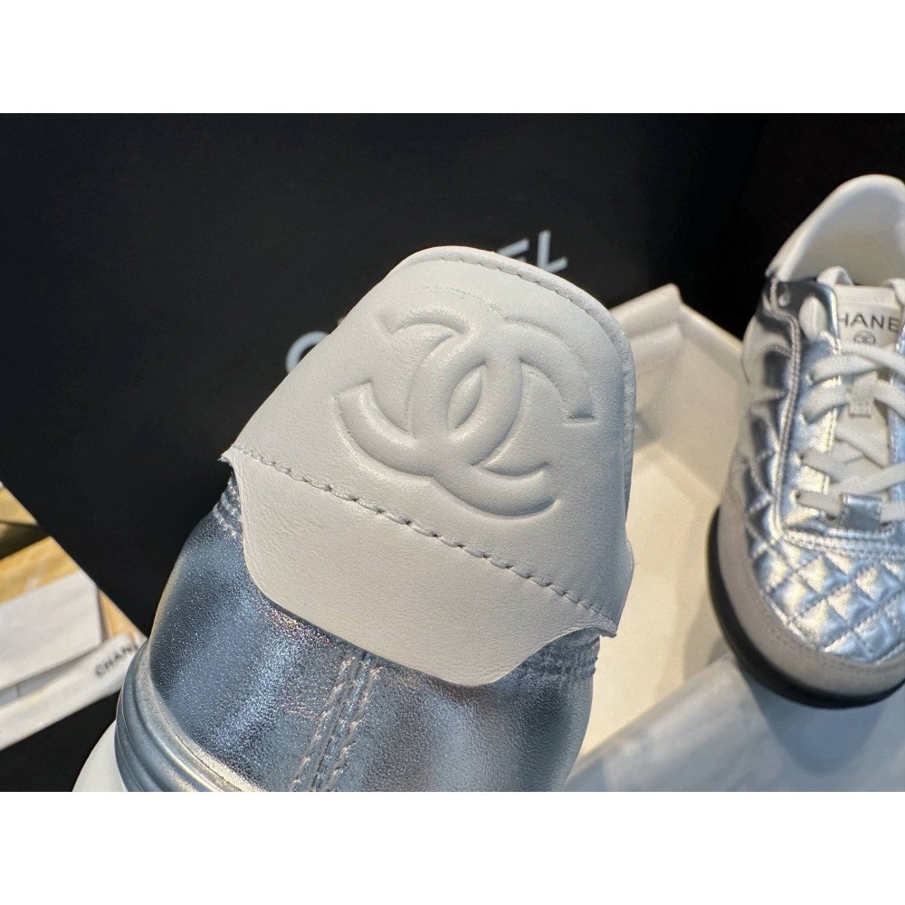 Sports shoes