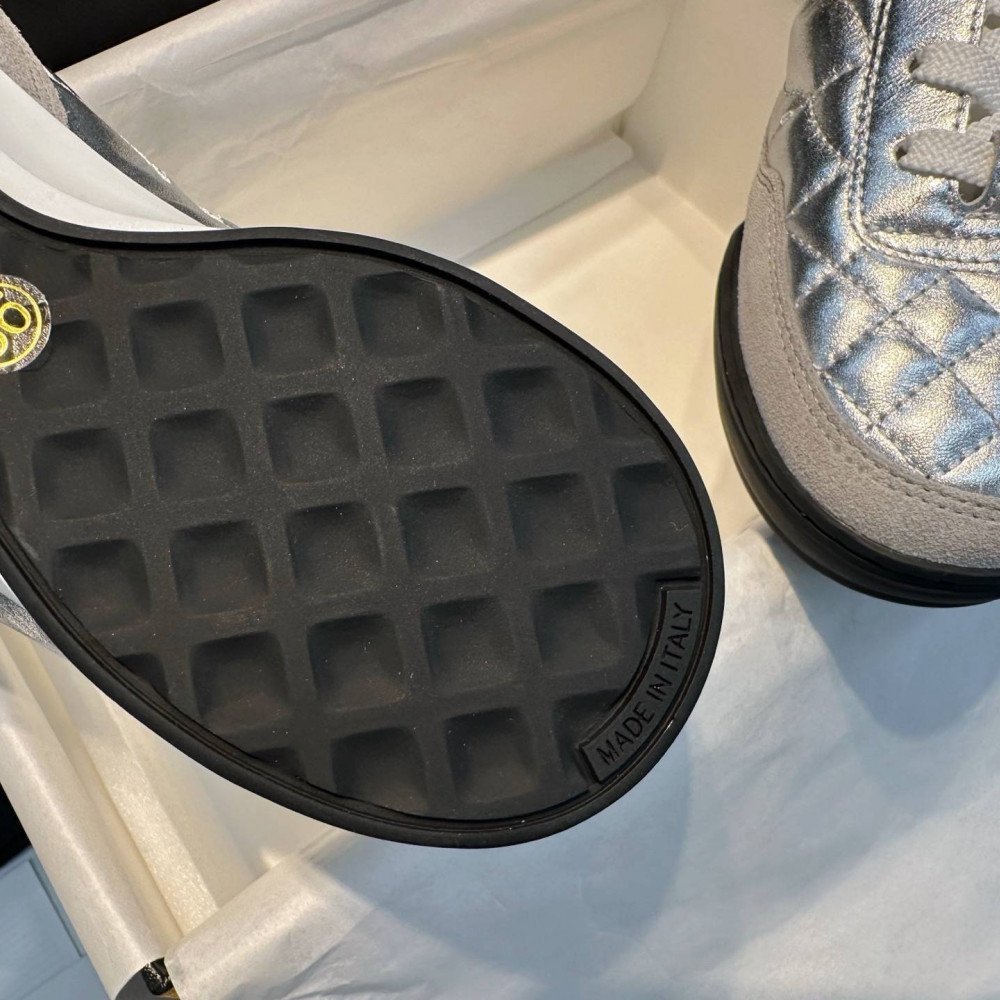 Sports shoes