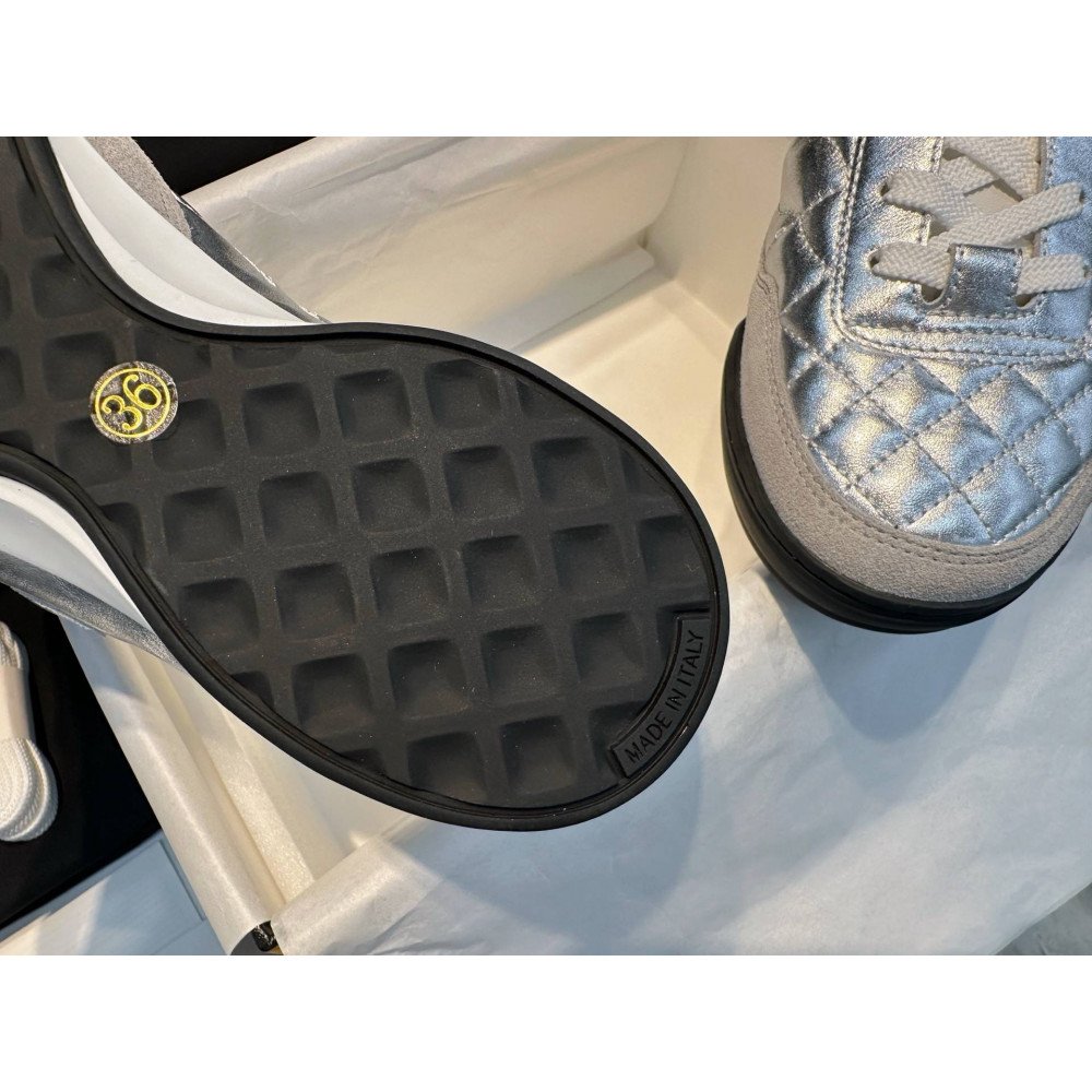 Sports shoes