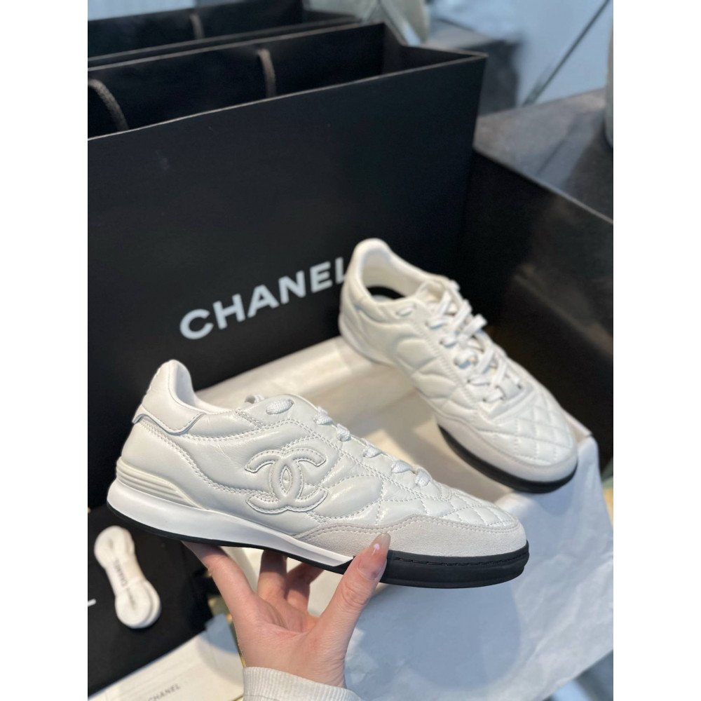 Sports shoes
