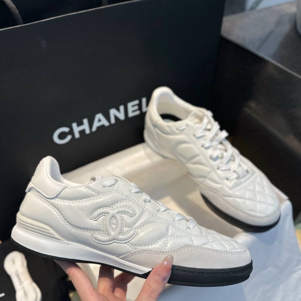 Sports shoes