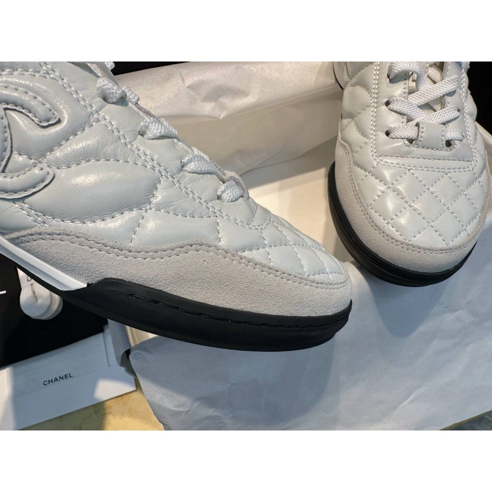 Sports shoes